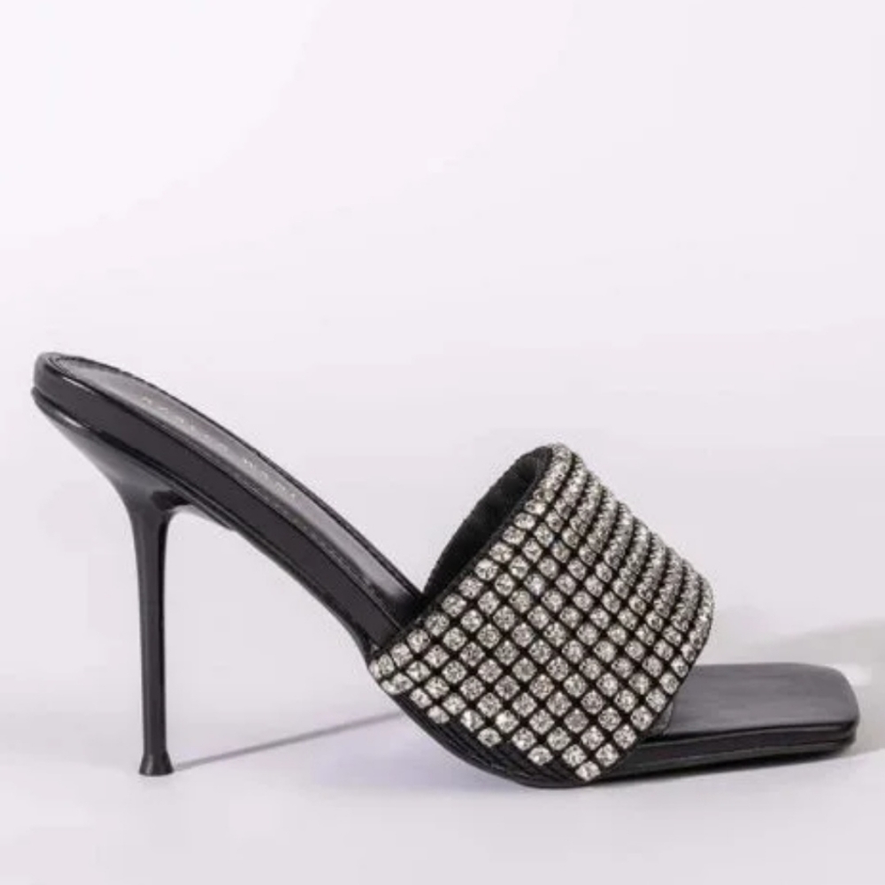 I am selling  a slippers